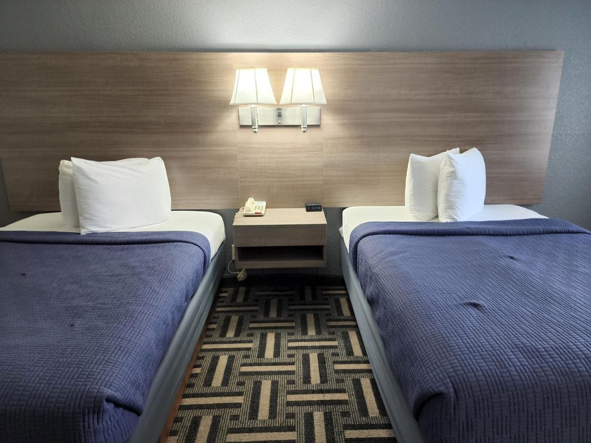 Relax Inn Hendersonville Bagian luar foto
