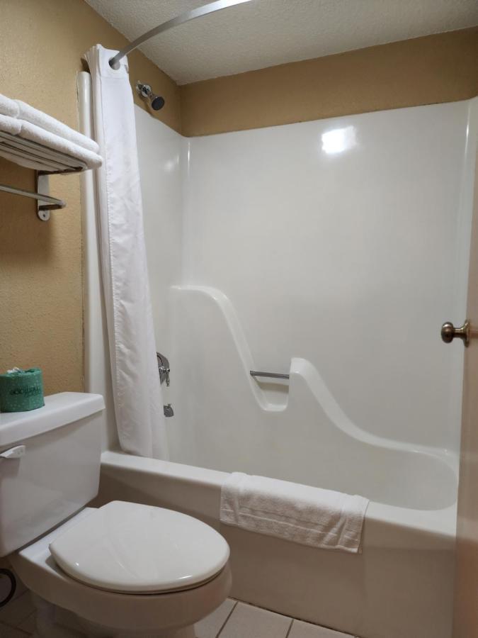 Relax Inn Hendersonville Bagian luar foto