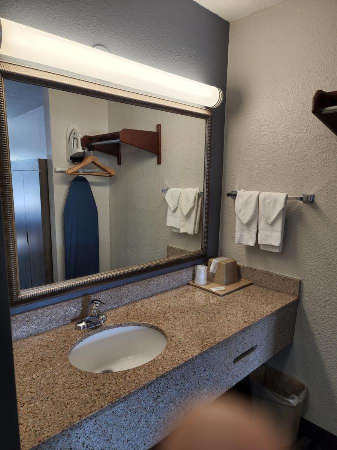 Relax Inn Hendersonville Bagian luar foto