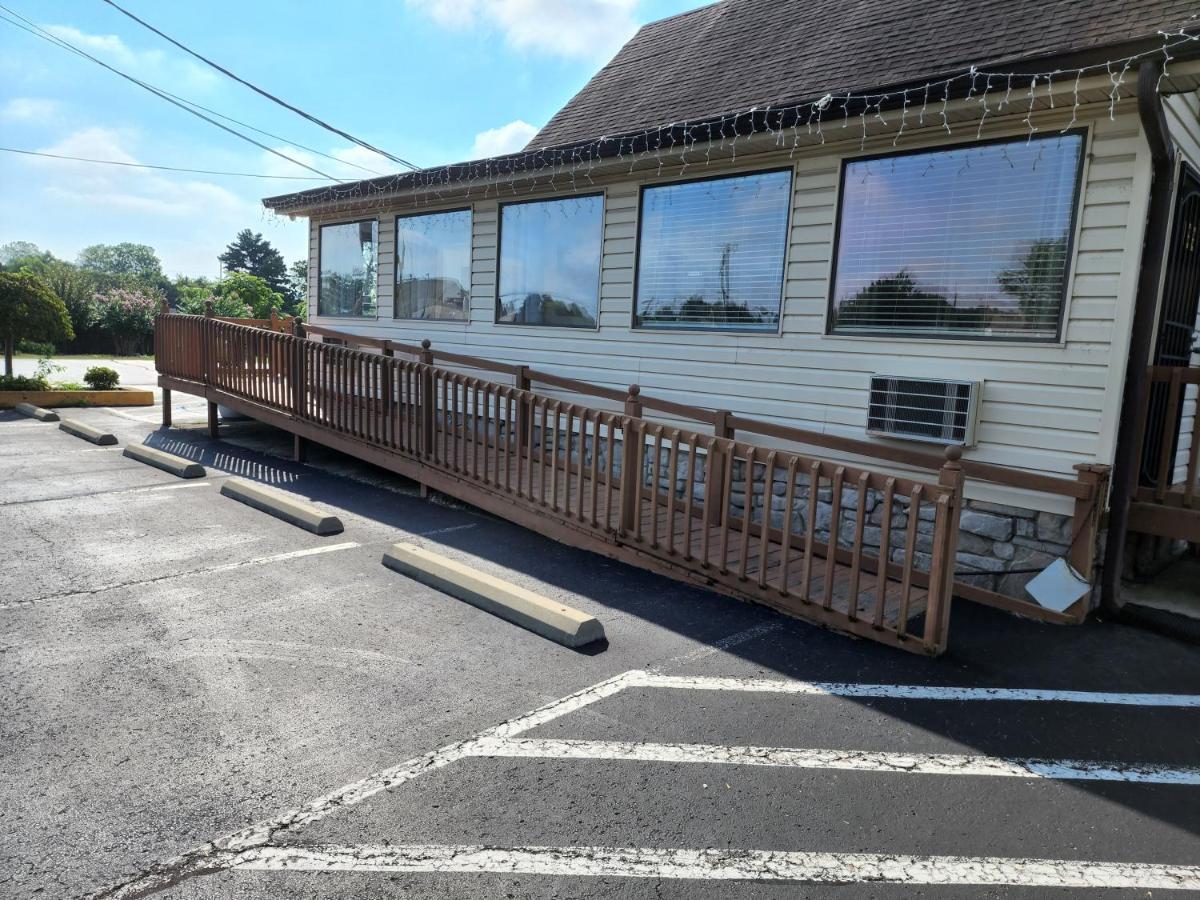 Relax Inn Hendersonville Bagian luar foto