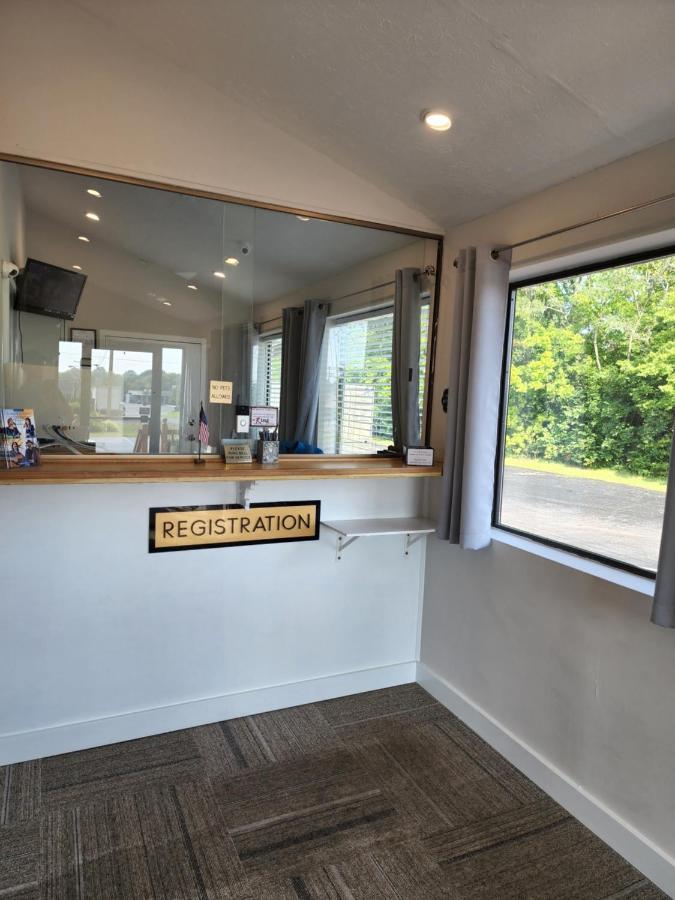Relax Inn Hendersonville Bagian luar foto