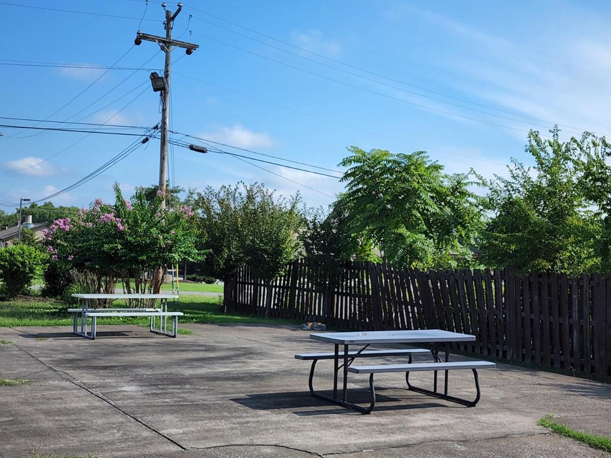 Relax Inn Hendersonville Bagian luar foto