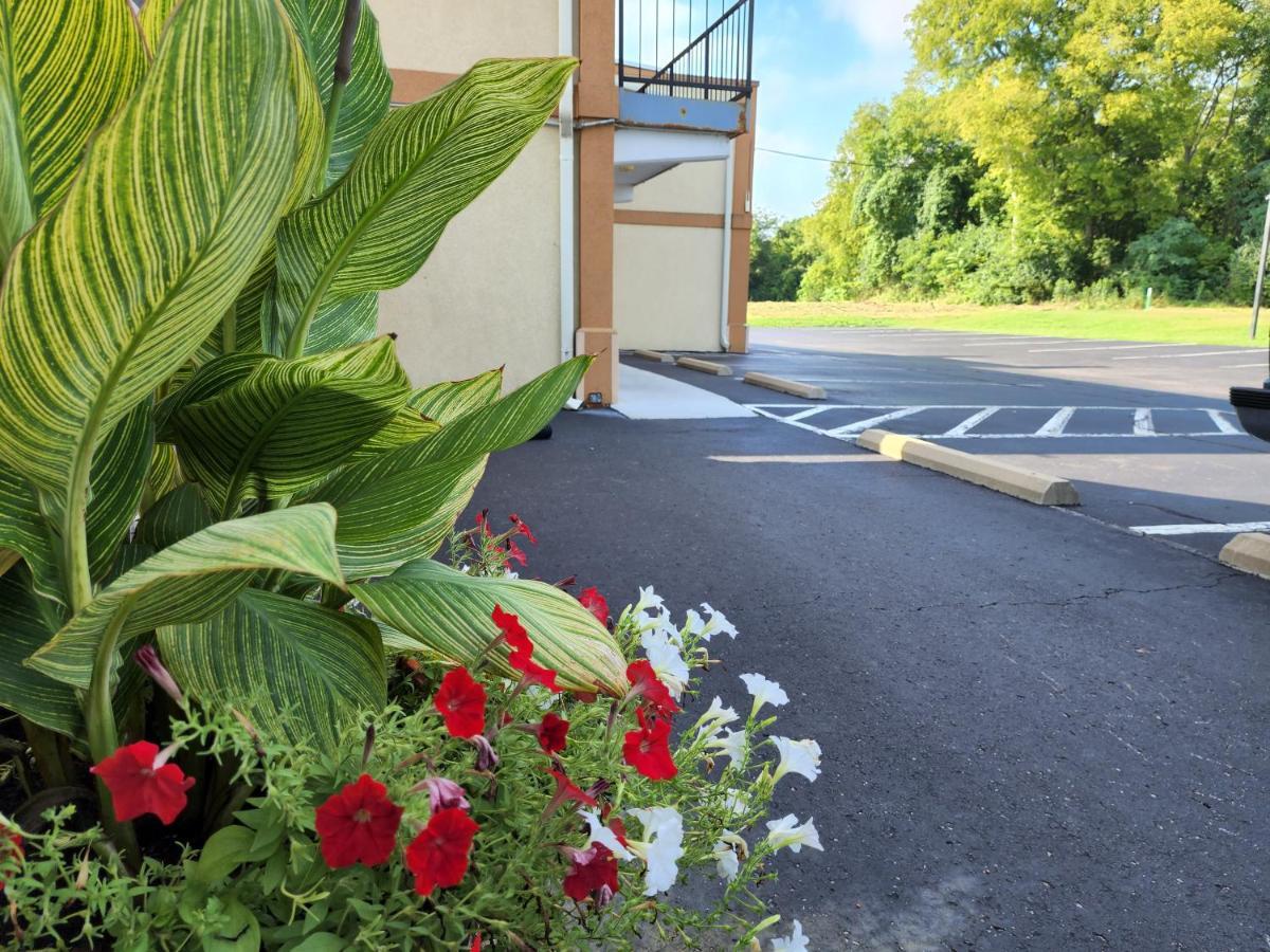 Relax Inn Hendersonville Bagian luar foto