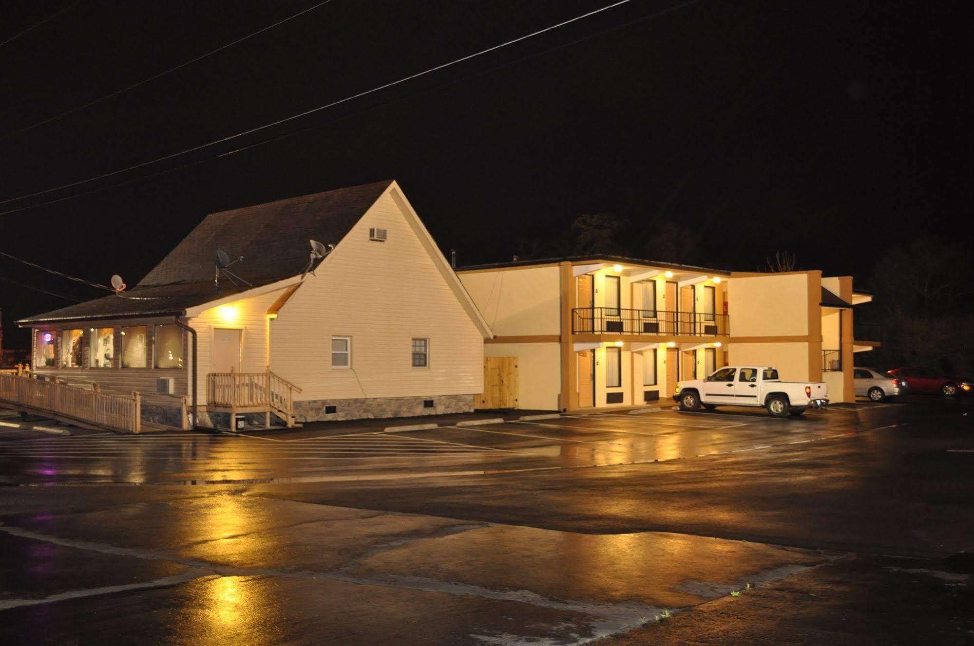 Relax Inn Hendersonville Bagian luar foto